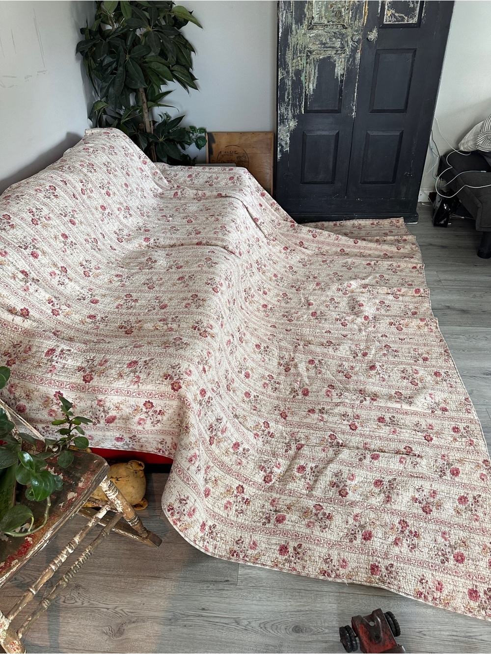 Patchwork Floral Quilt Coverlet - Cream with Pink Rose Pattern